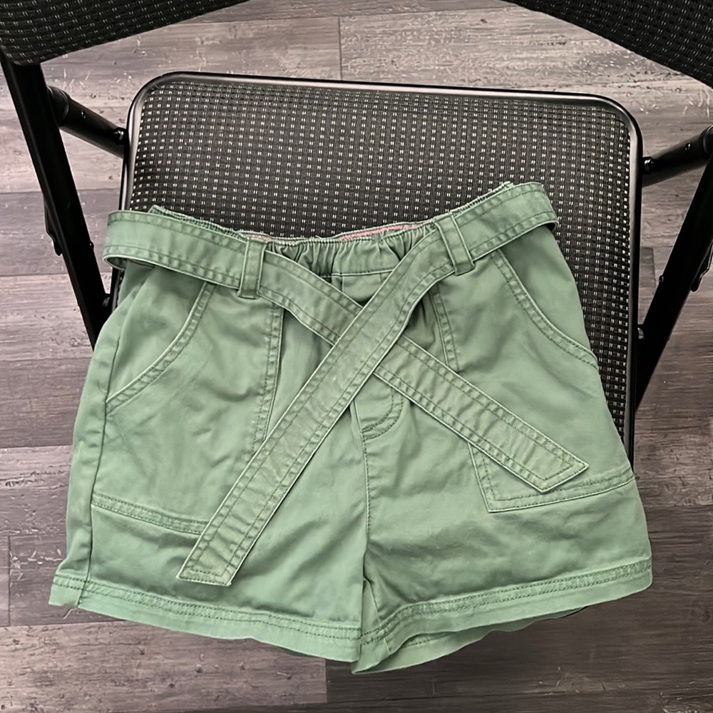 Girl’s Boden paper bag waist chino shorts size 10Y